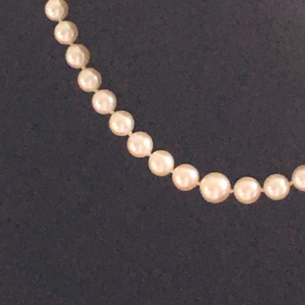 Ladies 20 inch strand of saltwater Pearls - Picture 2 of 8
